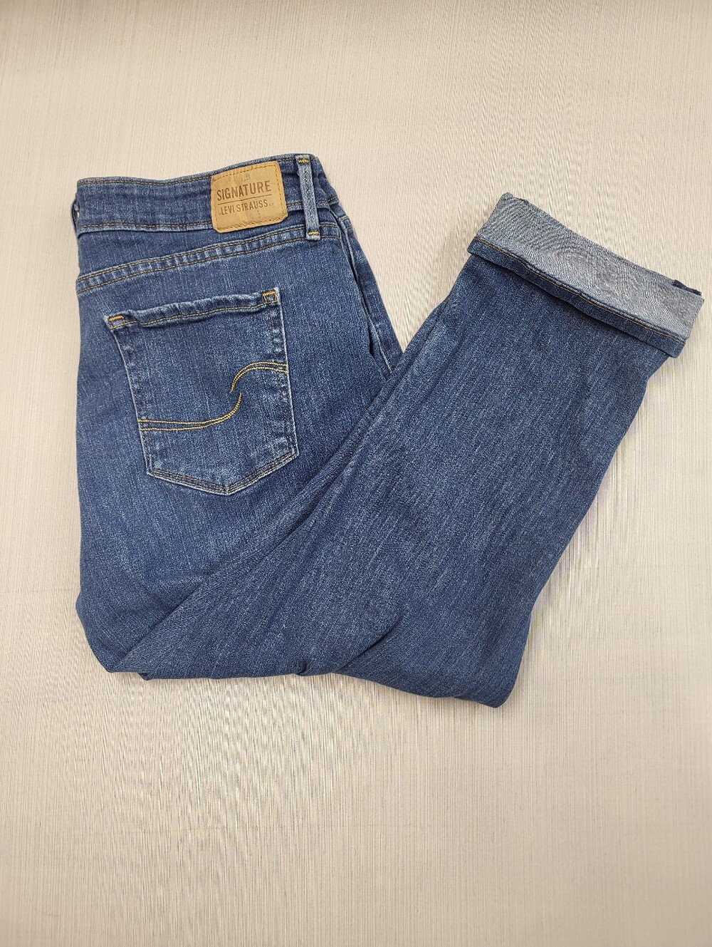Levi Strauss Signature Women Mid Rise Capri Jean Med Wash Blue Size 14 Crop Read